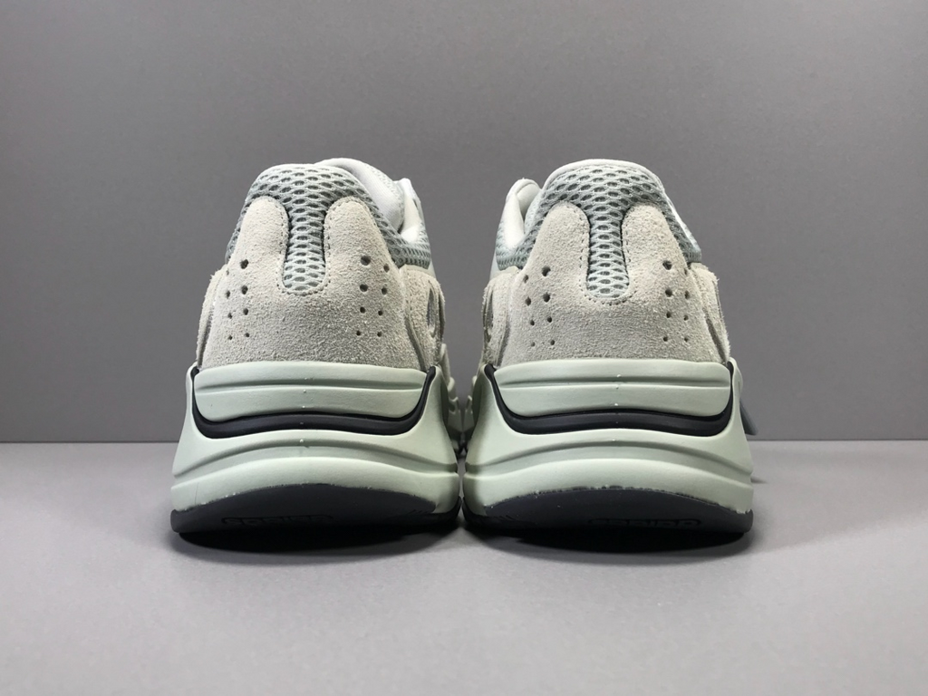 YEEZY BOOST  700 SALT