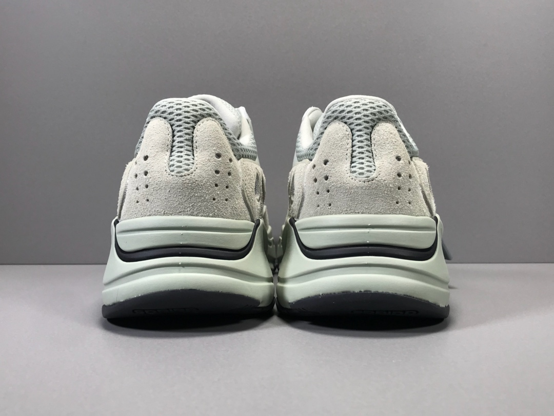 YEEZY BOOST  700 SALT