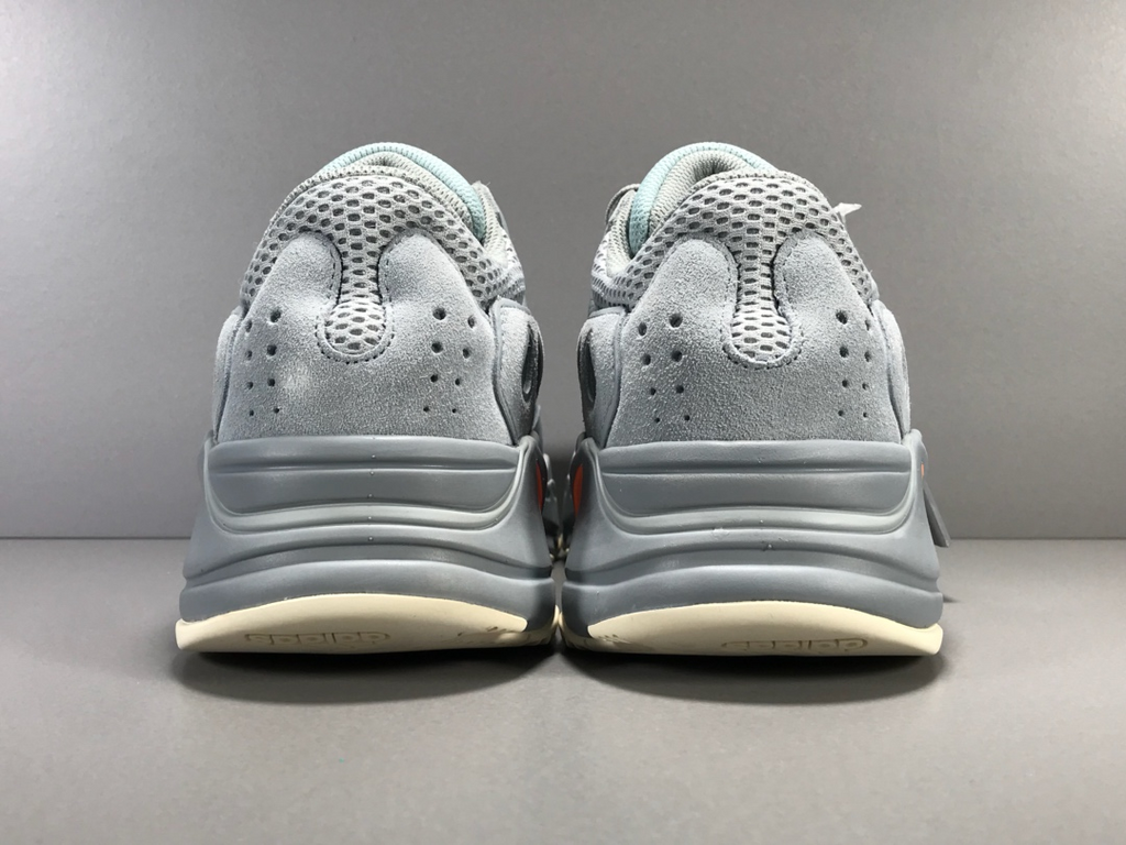 YEEZY BOOST  700 INERTI