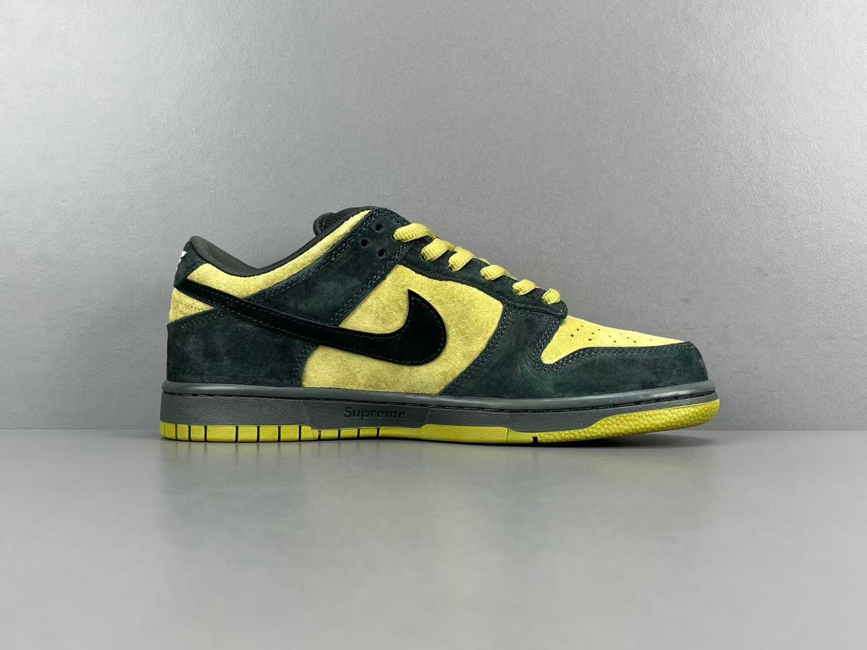 Supreme x Nike Dunk SB Dunk Low