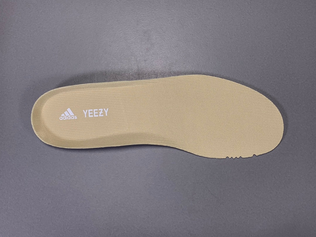YEEZY 700 BOOST MAGNET