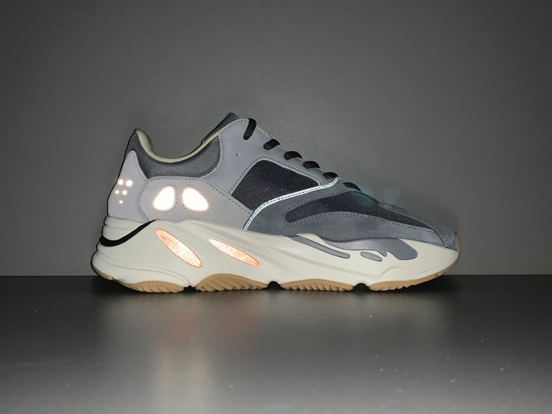YEEZY 700 BOOST MAGNET