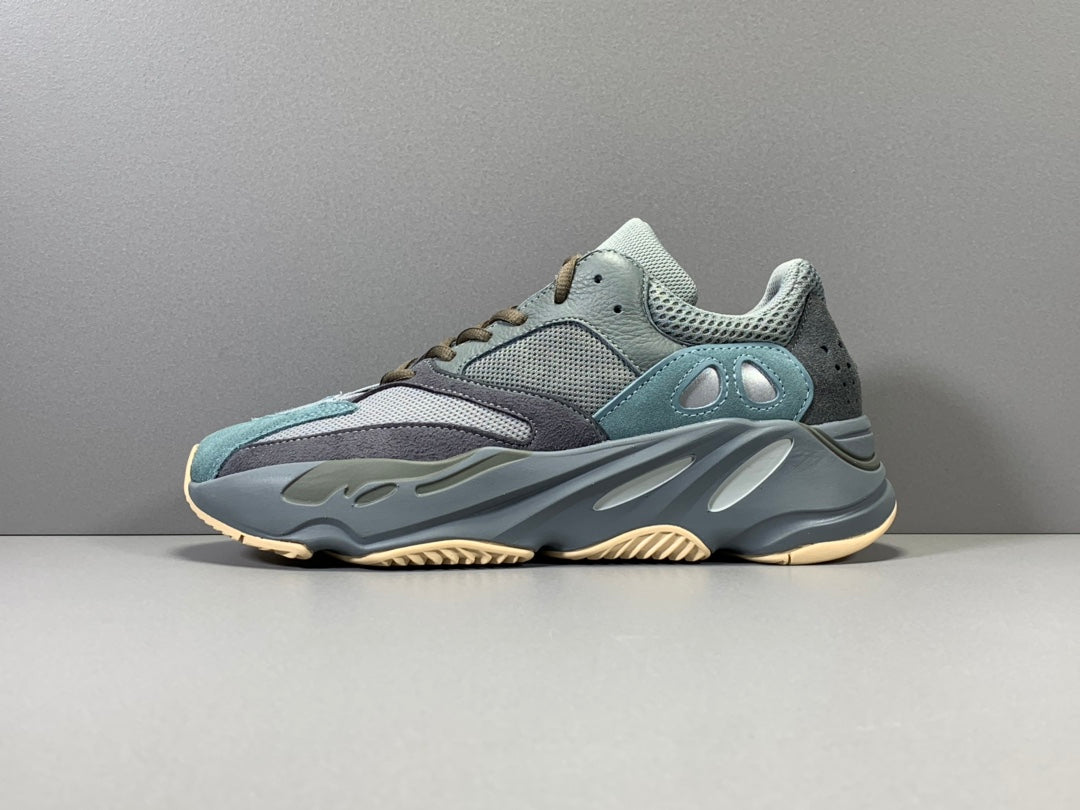 YEEZY 700 BOOST TEABLU