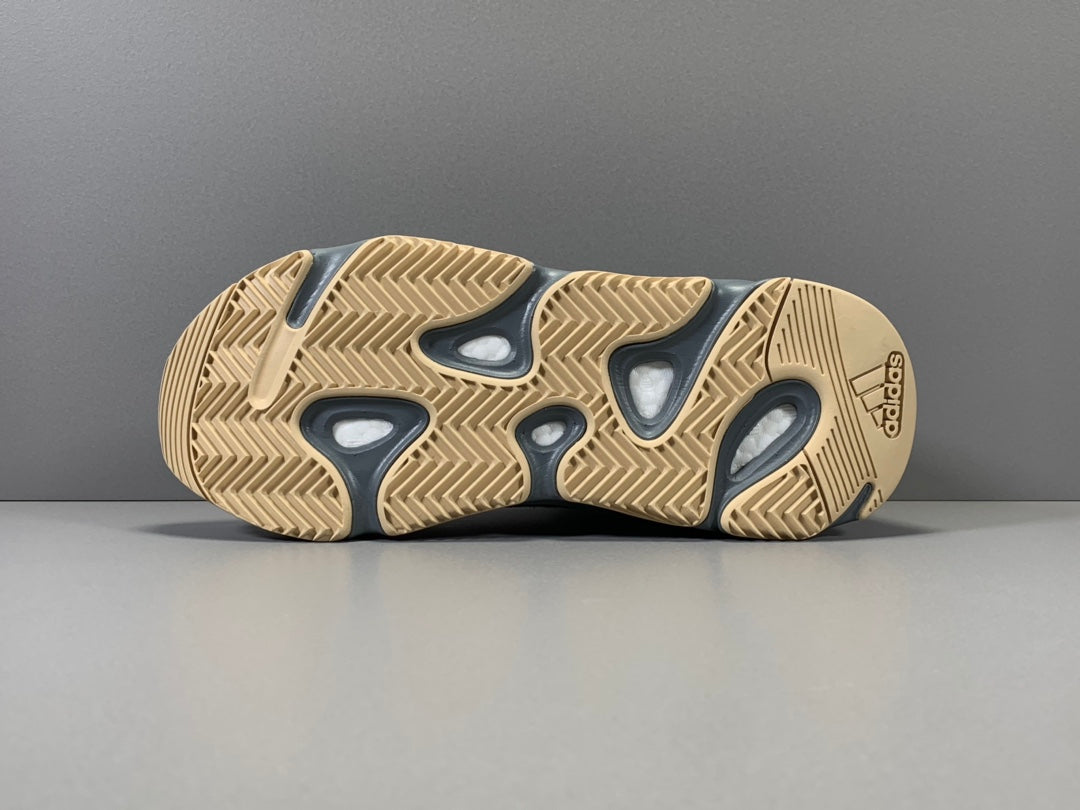 YEEZY 700 BOOST TEABLU