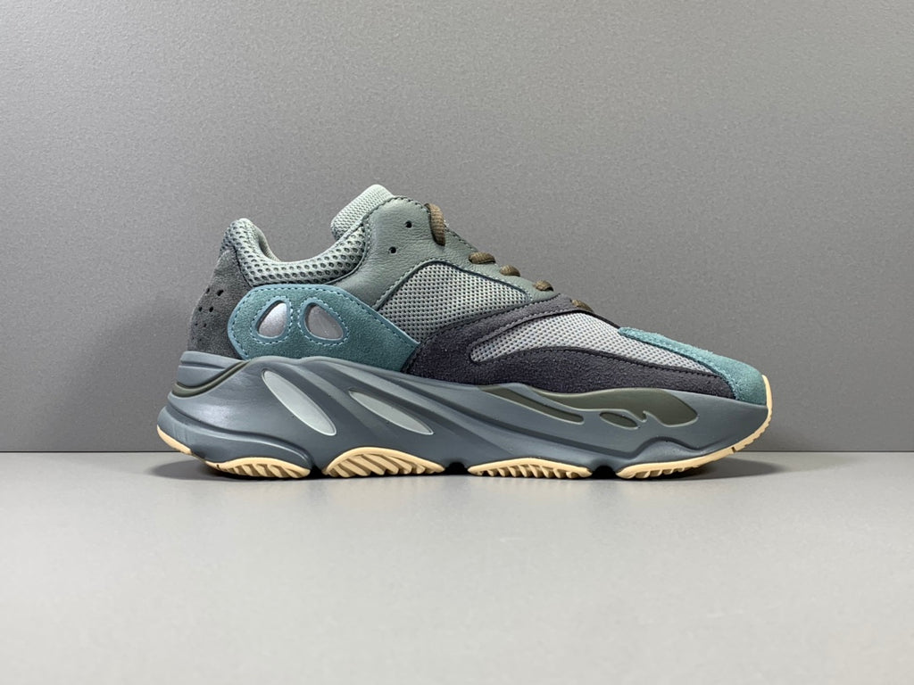 YEEZY 700 BOOST TEABLU