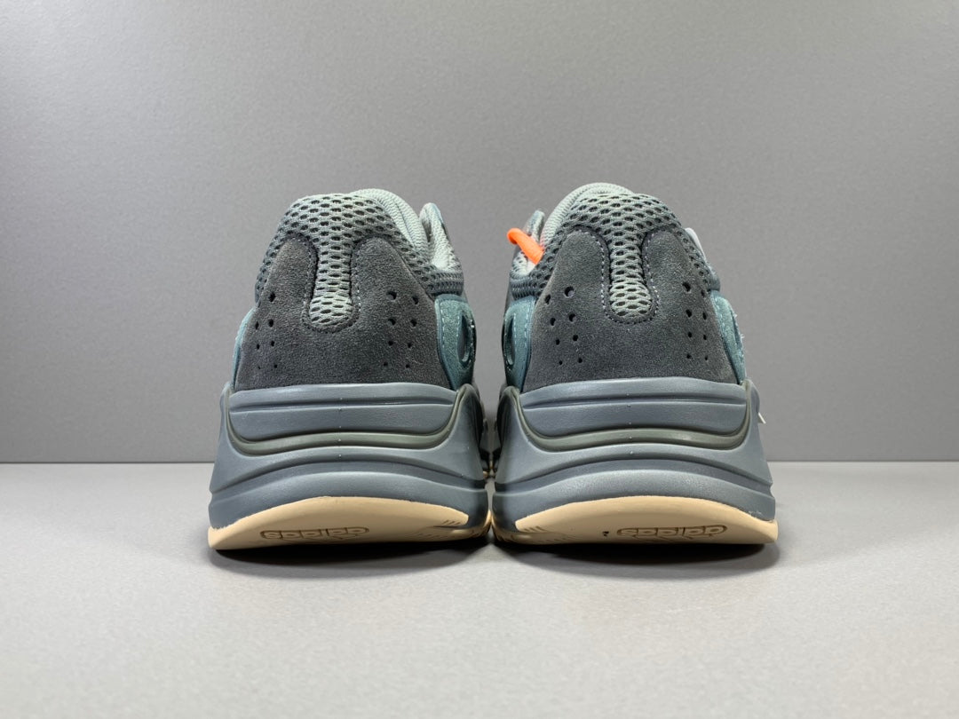 YEEZY 700 BOOST TEABLU