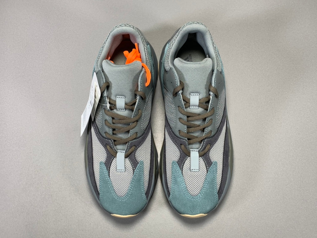 YEEZY 700 BOOST TEABLU