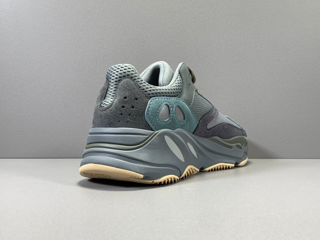 YEEZY 700 BOOST TEABLU