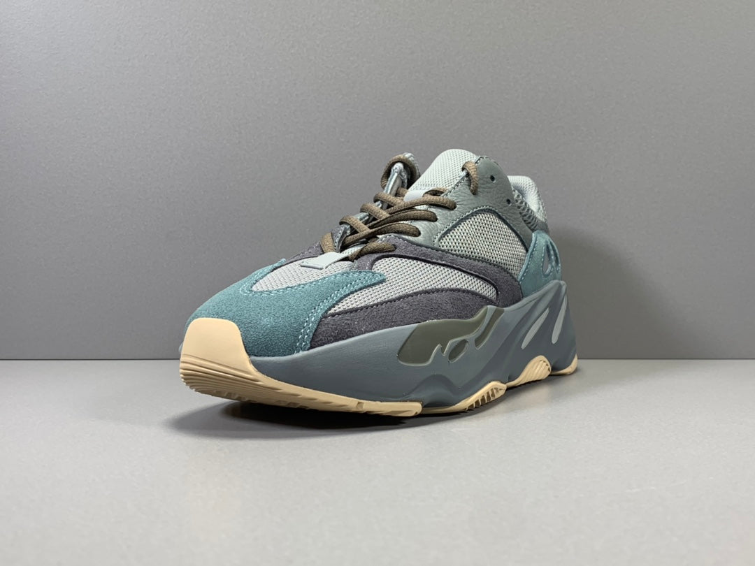 YEEZY 700 BOOST TEABLU
