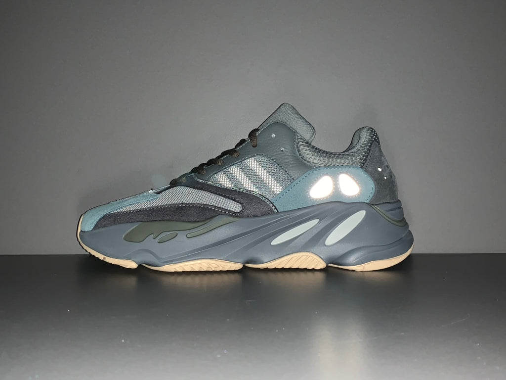 YEEZY 700 BOOST TEABLU