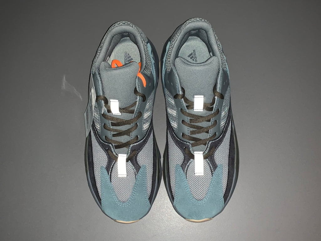 YEEZY 700 BOOST TEABLU