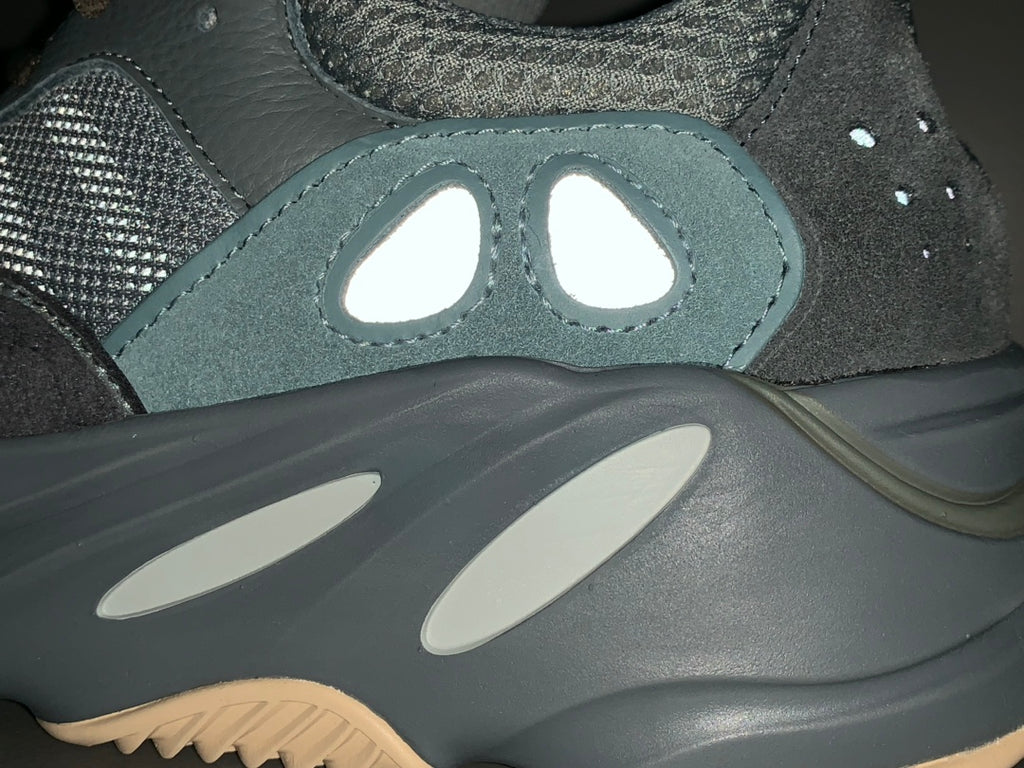 YEEZY 700 BOOST TEABLU