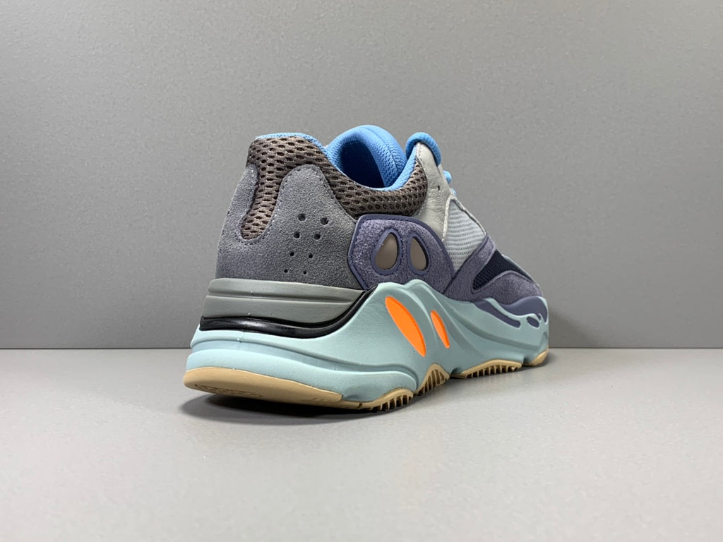 YEEZY 700 BOOST CARBLU