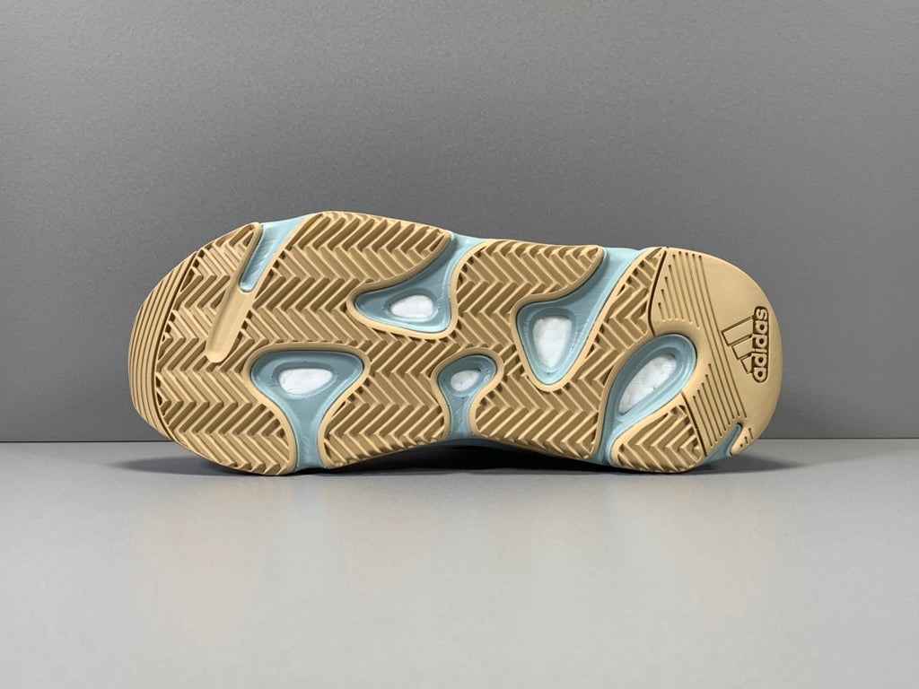 YEEZY 700 BOOST CARBLU