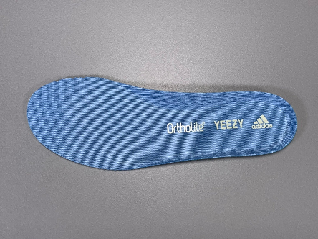 YEEZY 700 BOOST CARBLU