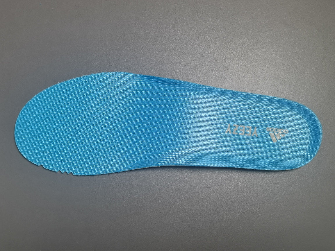 YEEZY BOOST 700＂Bright  Blue＂