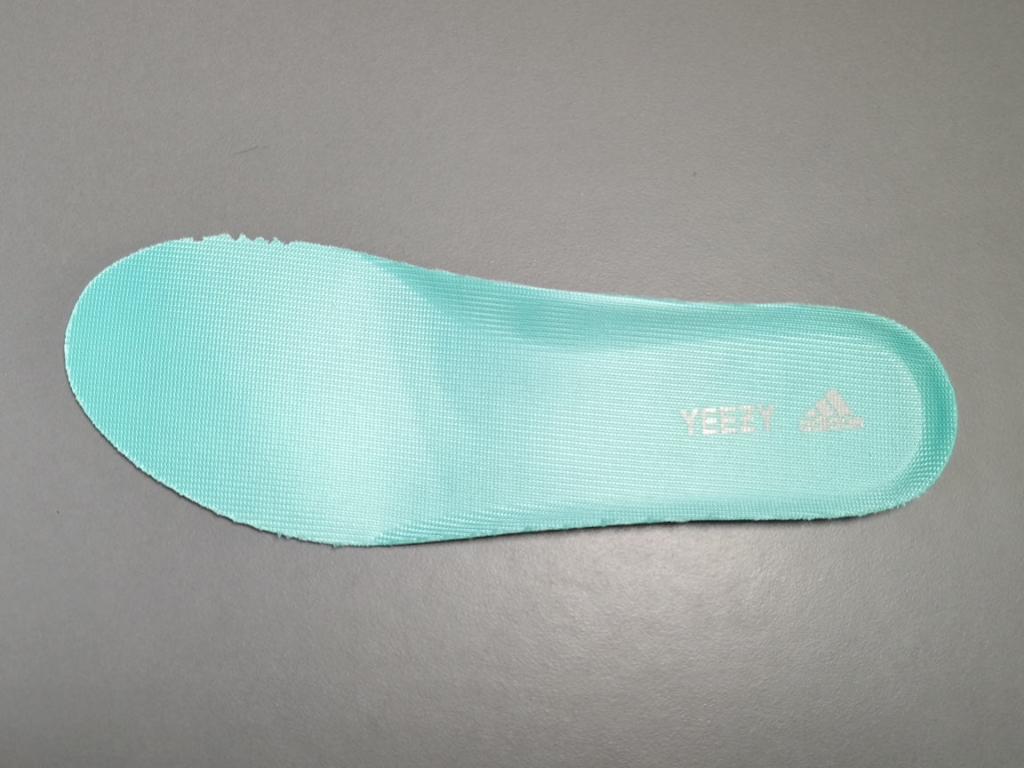 YEEZY BOOST 700＂Faded Azure＂