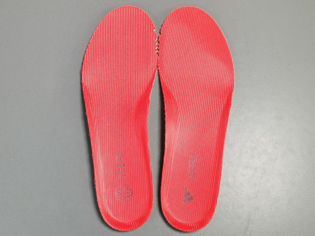 YEEZY BOOST 700＂Hi-Res Red ＂