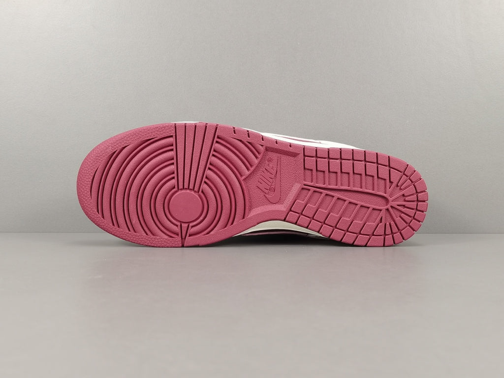 NIKE DUNK LOW ＂Valentine‘s Day＂