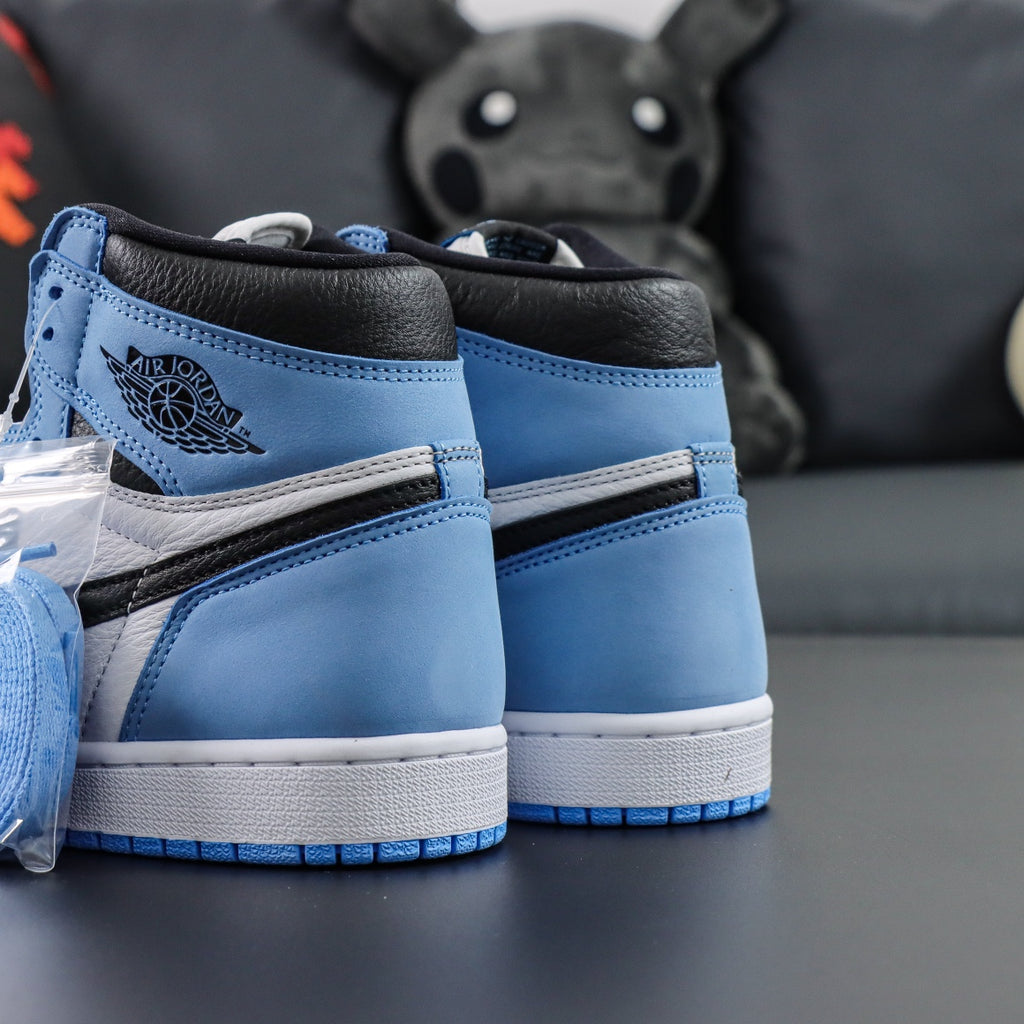 Air Jordan 1 Retro High "University Blue"