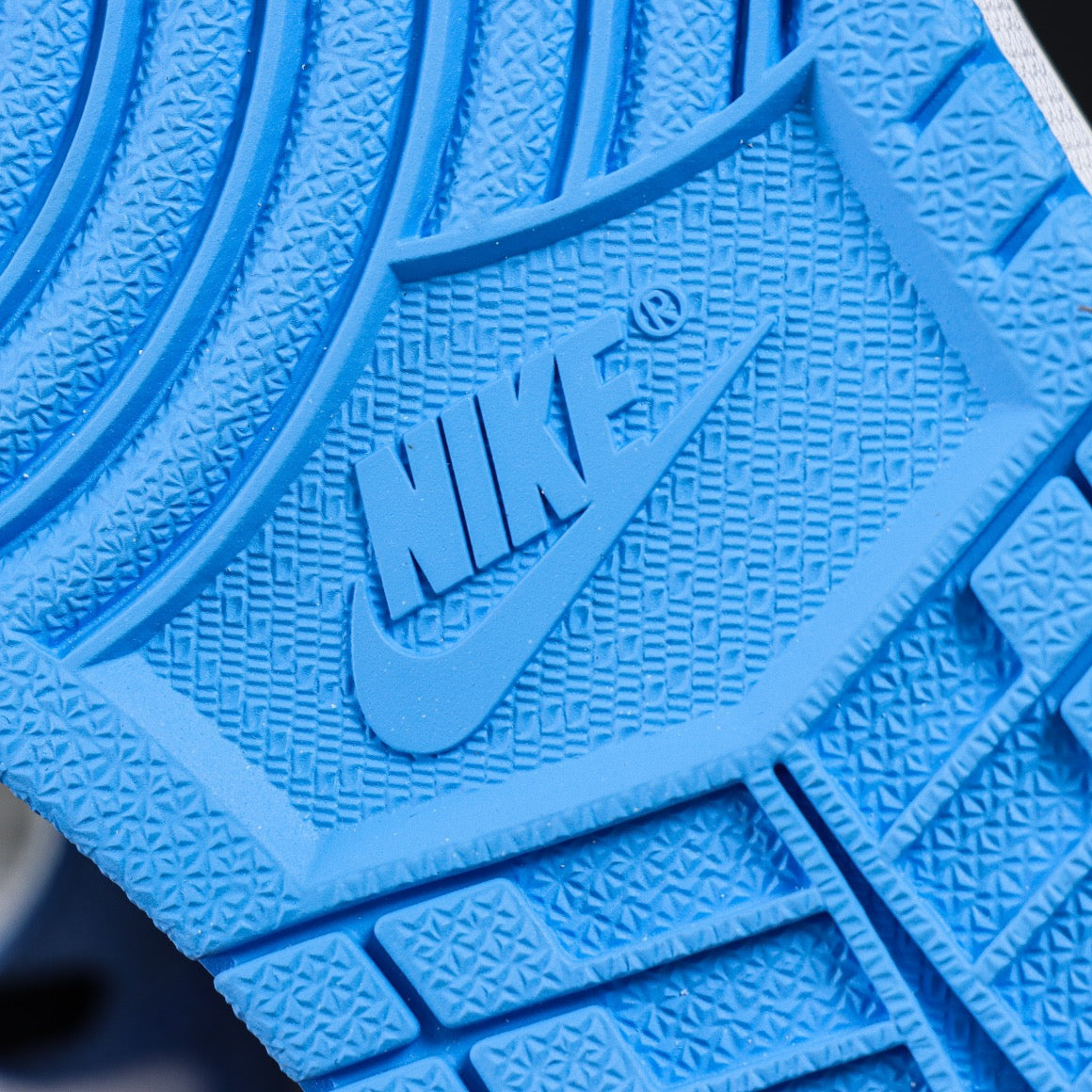 Air Jordan 1 Retro High "University Blue"