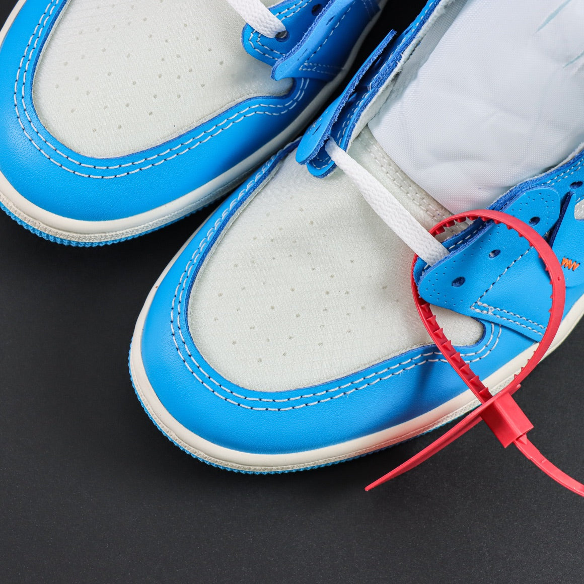 OFF-WHITE x Air Jordan 1 Retro High OG "UNC"