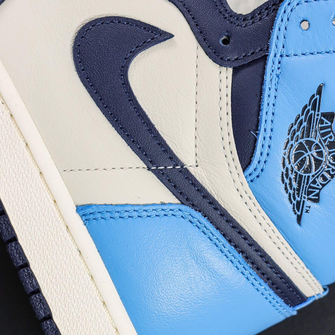 Air Jordan 1 Retro High OG  Obsidian