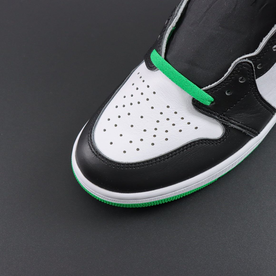 Air Jordan 1 Retro High OG "Black and Lucky"