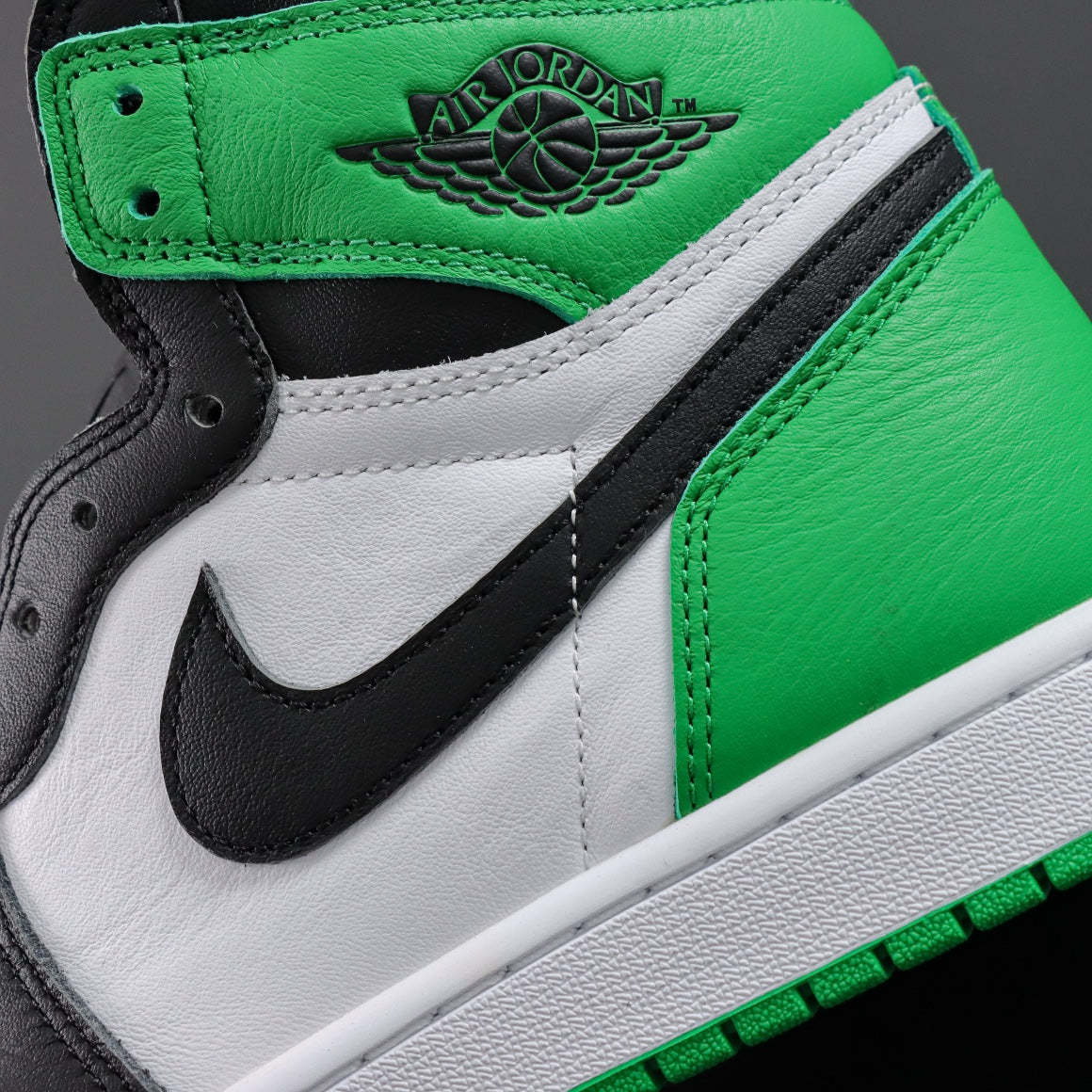 Air Jordan 1 Retro High OG "Black and Lucky"