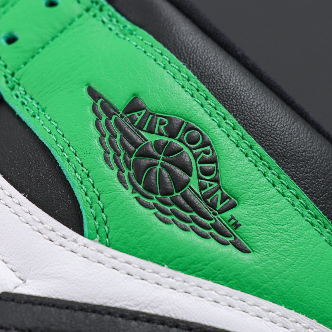 Air Jordan 1 Retro High OG "Black and Lucky"
