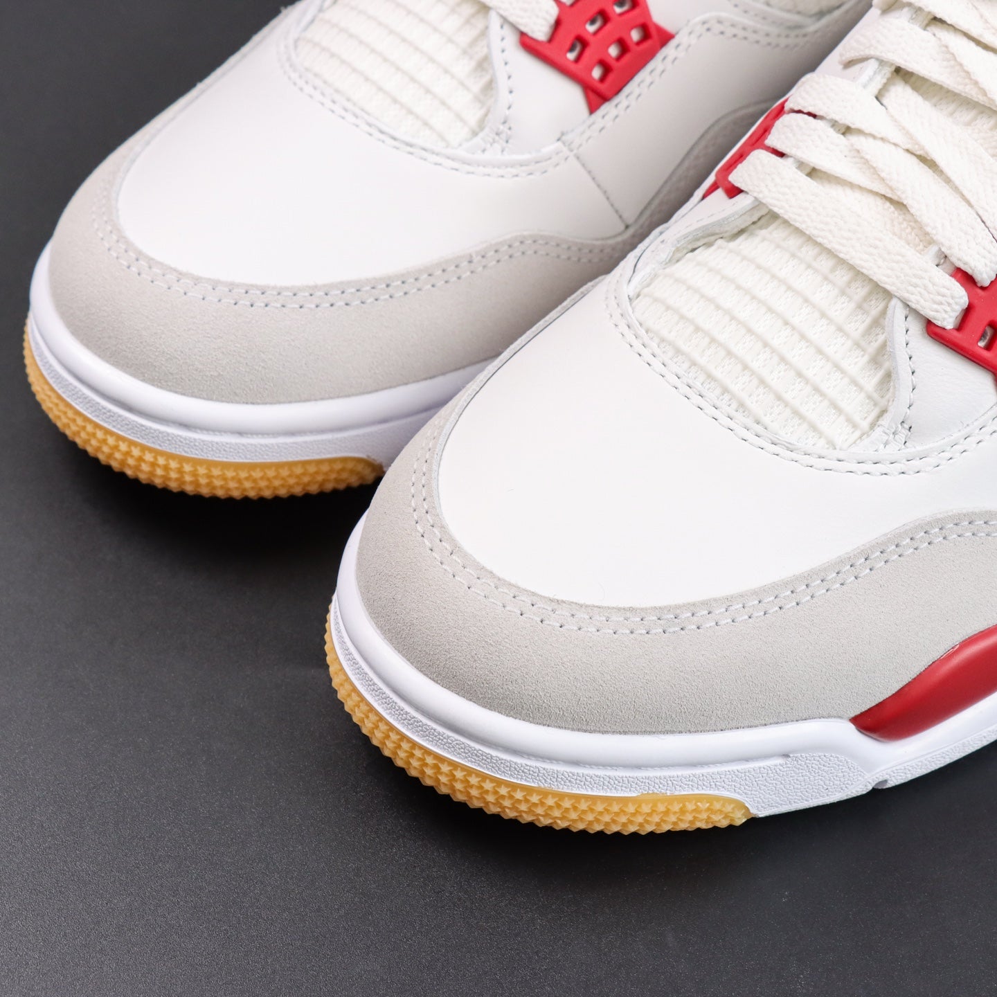 Nike SB x Air Jordan 4 "Varsity Red"