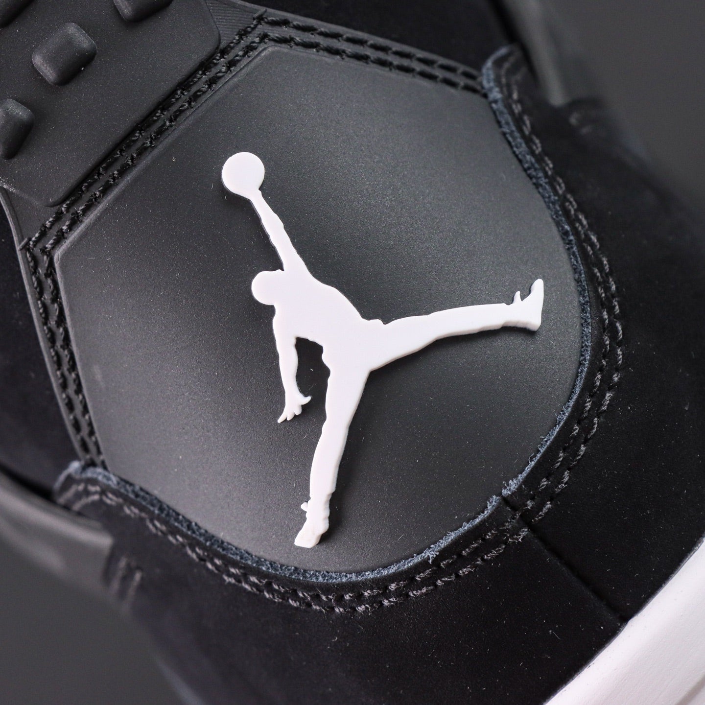 Air Jordan 4 Retro "White Thunder"